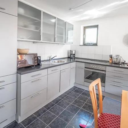 Alan In Close To Bus - Amazing View - Location